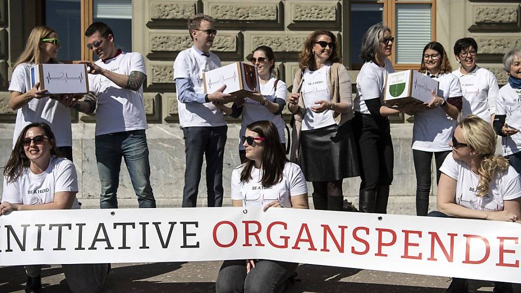 Die Initianten von Jeune Chambre Internationale (JCI) haben die Unterschriften für ihre Volksinitiative «Organspende fördern - Leben retten» eingereicht.