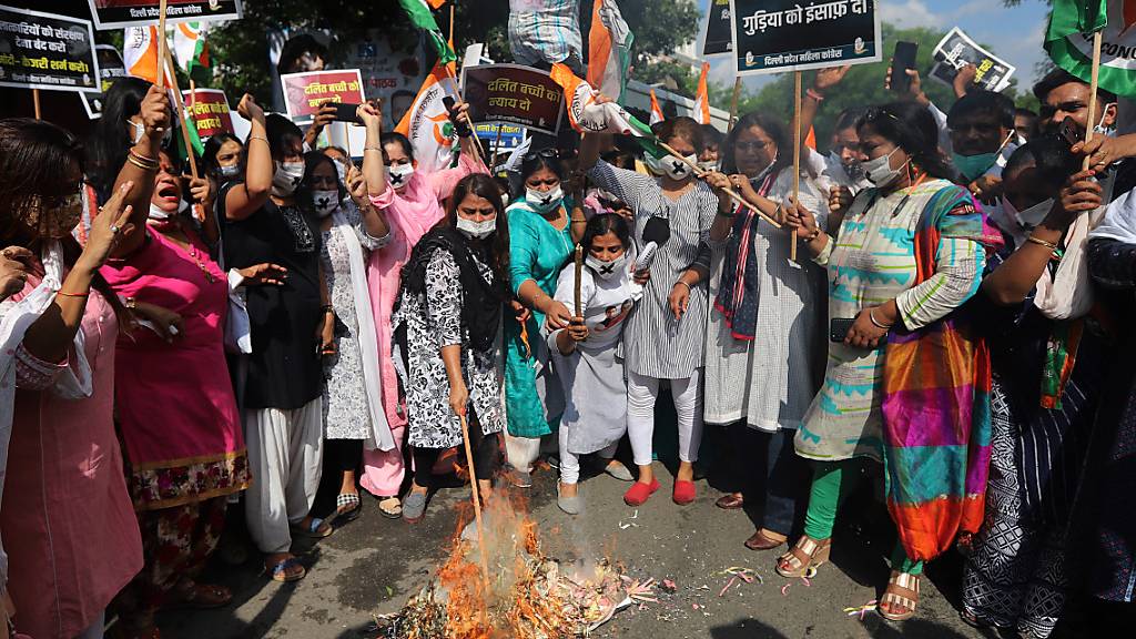 Nachdem ein neunjähriges Mädchen in Indien mutmasslich Opfer einer Gruppenvergewaltigung geworden ist, haben mehr als hundert Menschen auf den Strassen der Hauptstadt protestiert.