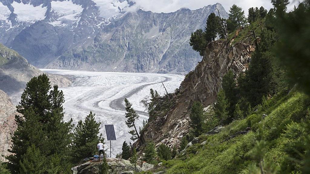 Felsabbruch an der Mossfluh, im Hintergrund der Aletschgletscher: Mit einem neuen Messsystem, das mit Solarstrom versorgt wird, wollen die Behörden den rutschenden Hang stets in Beobachtung halten.