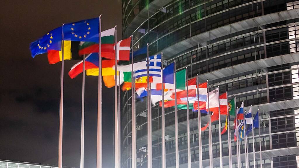 ARCHIV - Die Flaggen der Mitgliedsstaaten wehen vor dem Gebäude des Europäischen Parlaments. Aufgrund der steigenden Corona-Infektionen tagt das EU-Parlament wieder hybrid. Foto: Philipp von Ditfurth/dpa