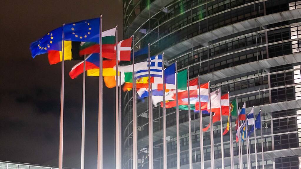 ARCHIV - Die Flaggen der Mitgliedsstaaten wehen vor dem Gebäude des Europäischen Parlaments. Aufgrund der steigenden Corona-Infektionen tagt das EU-Parlament wieder hybrid. Foto: Philipp von Ditfurth/dpa