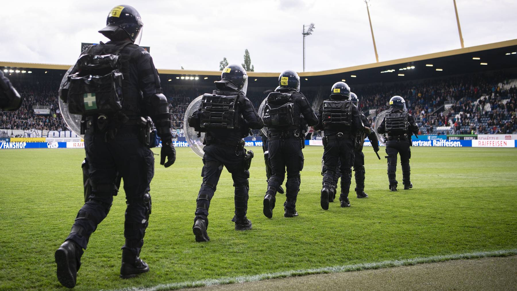 Polizisten sichern das Stadion vor den GC Fans im Fussball Meisterschaftsspiel der Super League zwischen dem FC Luzern und dem Grasshopper Club Zuerich in der Swissporarena, am Sonntag, 12. Mai 2019 in Luzern.
