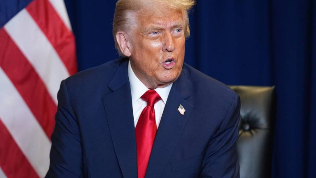 Präsident Donald Trump spricht während eines Treffens mit dem ukrainischen Präsidenten Selenskyj, am Rande der Generaldebatte der UN-Vollversammlung. Zu dem größten diplomatischen Ereignis der Welt werden über mehrere Tage über 140 Staats- und Regierungschefs erwartet. Foto: Evan Vucci/AP/dpa