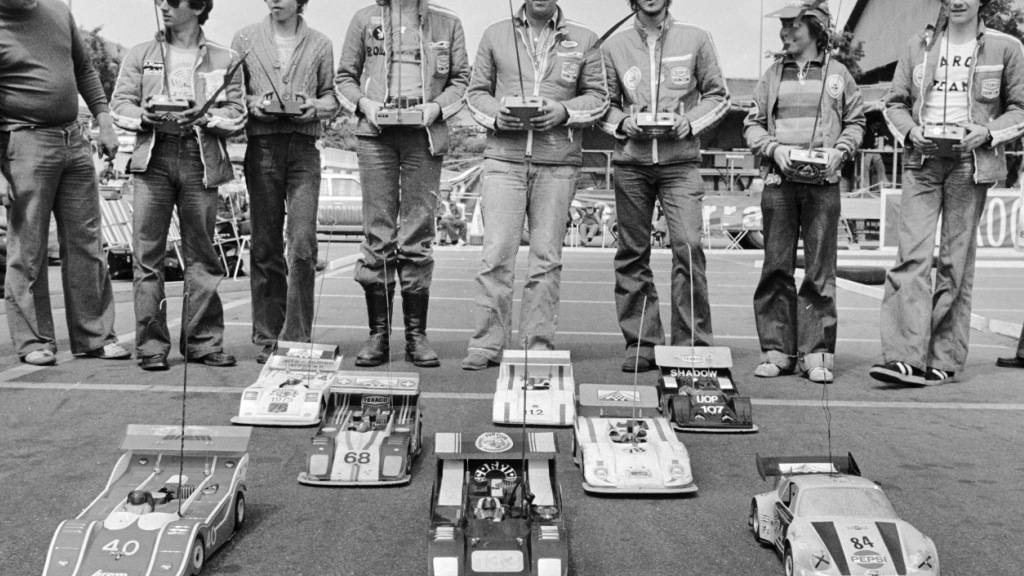 Renn-Atmosphäre vor dem Start: Bei der Schweizer Meisterschaft für ferngesteuerte Autos vor genau 50 Jahren rasten die Mini-Boliden mit bis zu 80 km/h durch Zürich. (Archivbild)