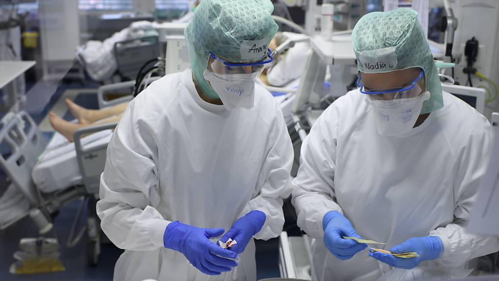 Drei Mitarbeitende des Kantonsspitals Schaffhausen haben sich bei einem Patienten mit dem Coronavirus angesteckt. (Symbolbild)
