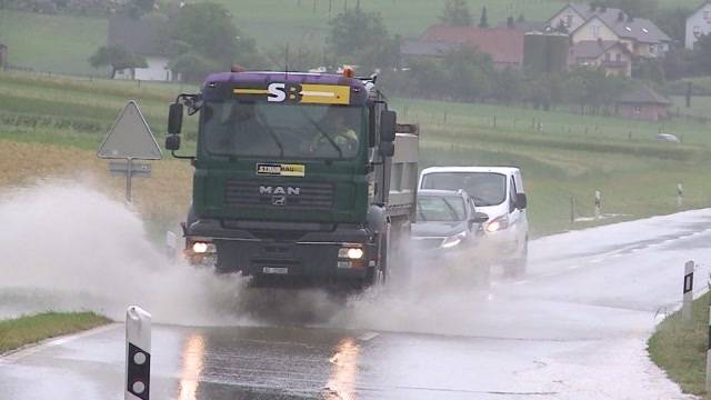 Regenfälle machen aus Strassen reissende Bäche