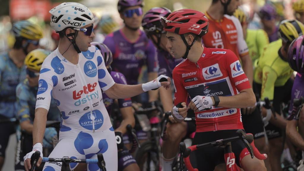 Der Franzose Lenny Martinez (in rot) bleibt nach dem Etappensieg seines Landsmanns Geoffrey Soupe Gesamtleader der 78. Vuelta