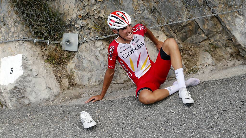 Anthony Perez sitzt nach seinem schweren Sturz in der 3. Etappe der Tour de France mit schmerzverzerrten Gesicht auf dem Asphalt.