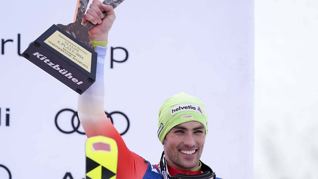 Daniel Yule mit der Kitzbüheler Gams-Trophäe in der Hand