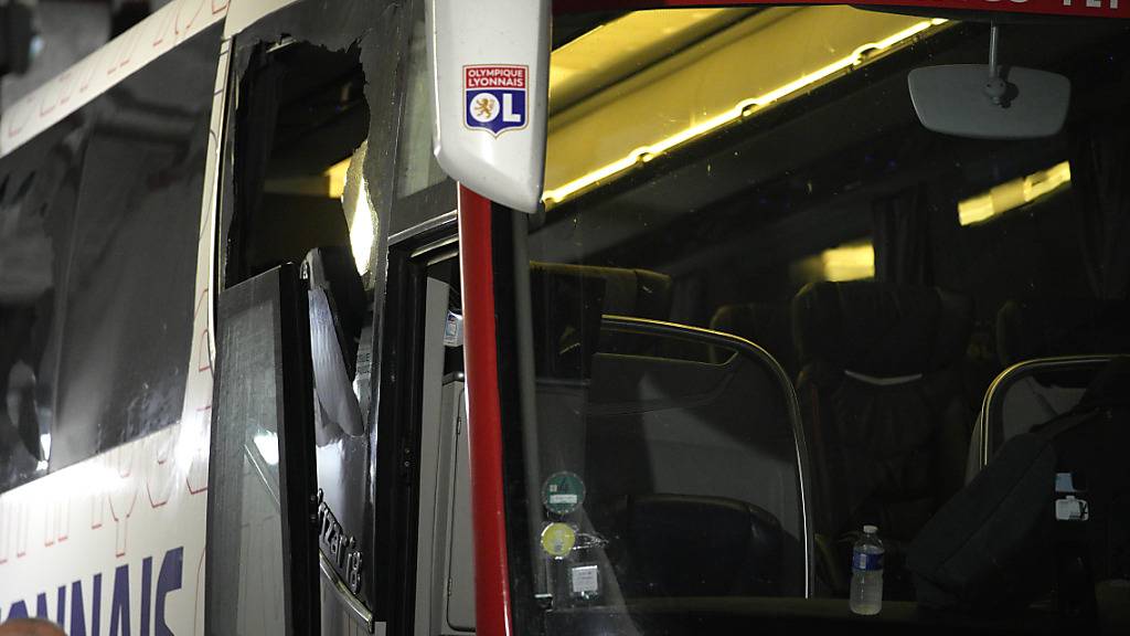 Der Teambus von Lyon wurde mit Steinen beworfen