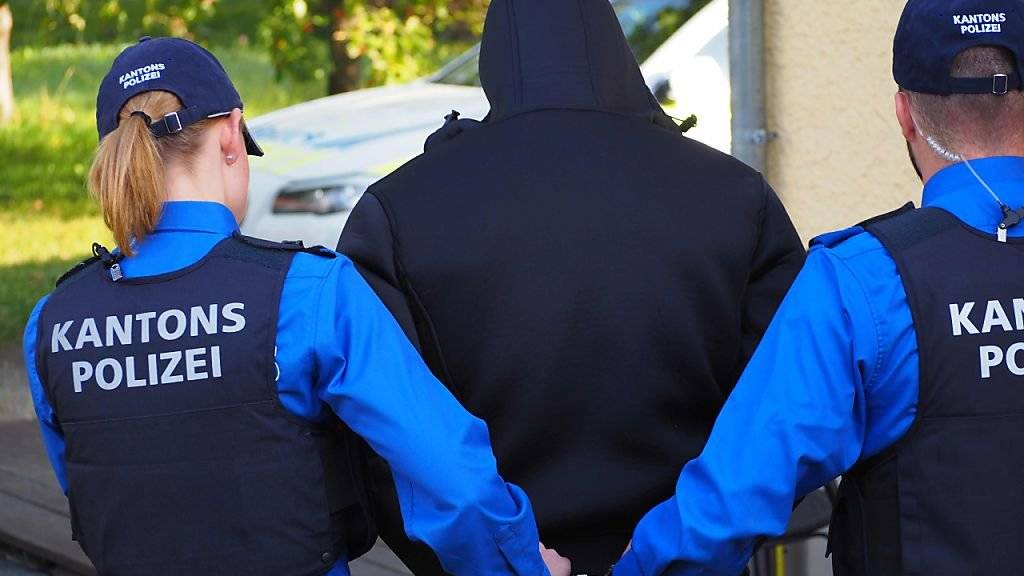 Die Kantonspolizei Aargau und die Regionalpolizei Zofingen haben am Samstag Hand in Hand gearbeitet: Die Patrouillen haben zwei Kosovaren nach kurzer Flucht festgenommen; beide Männer waren in der Schweiz zur Fahndung ausgeschrieben.