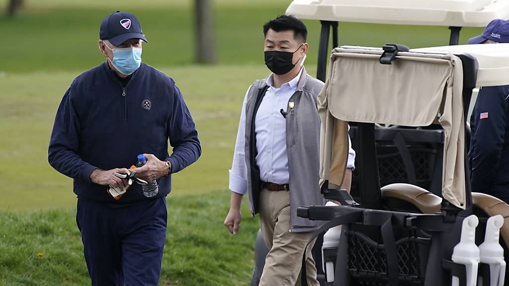 Joe Biden (l), Präsident der USA, nach einem Golfspiel im Wilmington Country Club. Foto: Patrick Semansky/AP/dpa