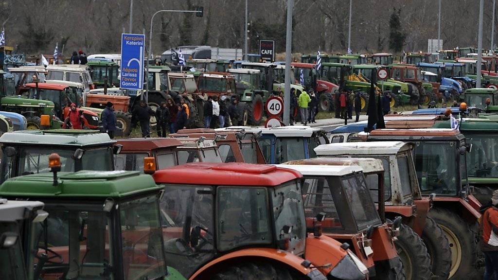 Die griechischen Bauern blockieren mit ihren Traktoren seit Wochen die Strassen - Regierungschef Alexis Tsipras hat sie nun zum Dialog aufgefordert. (Archiv)