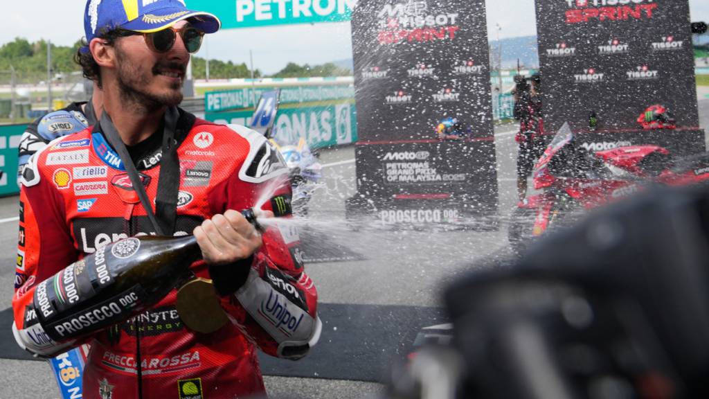 Francesco Bagnaia lässt den Korken knallen