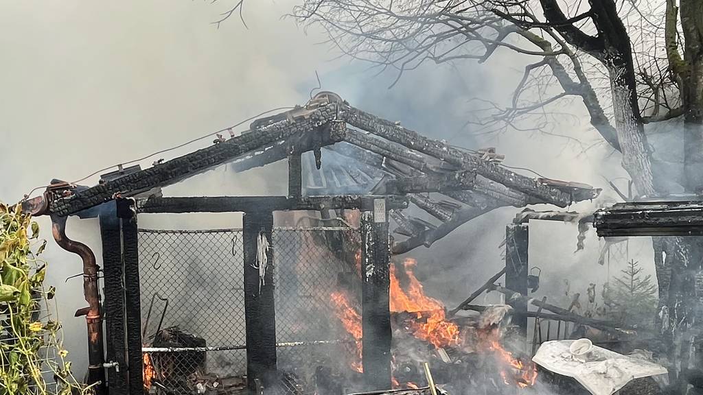 Brand griff von Gartenhaus auf Einfamilienhaus über
