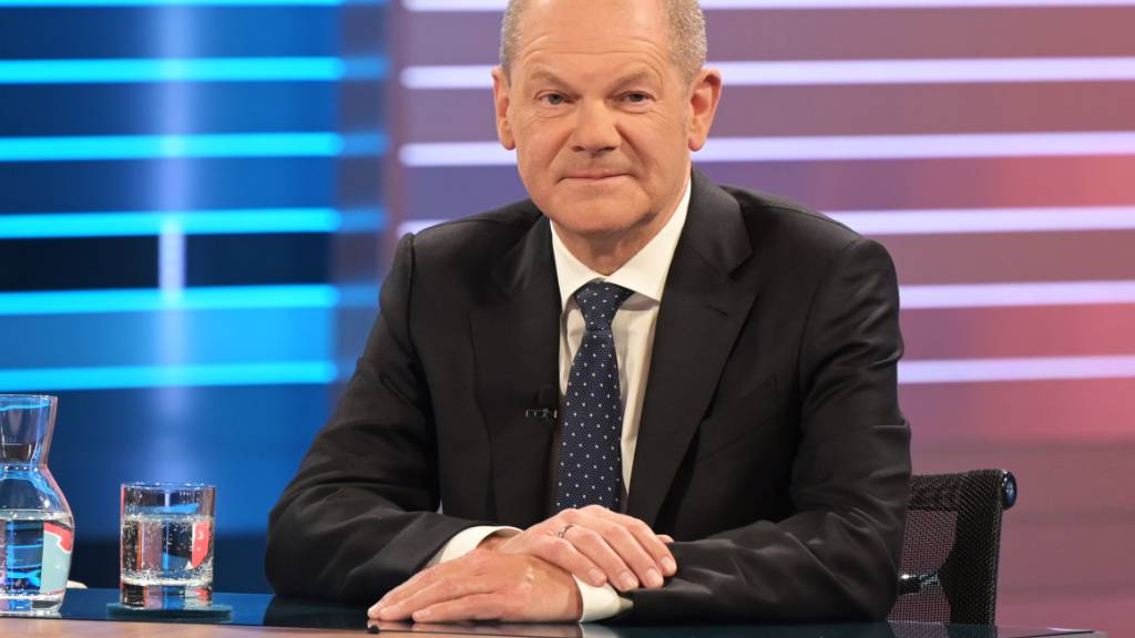 Olaf Scholz, Kanzlerkandidat der SPD, sitzt in einem Wahlstudio des ZDF bei der «Berliner Runde». Bei der deutschen Bundestagswahl liefern sich CDU/CSU und SPD das erwartete Kopf-an-Kopf-Rennen. Nach Hochrechnungen von ARD und ZDF gegen 21.15 Uhr liegen die Sozialdemokraten aktuell leicht vorne. Foto: Sebastian Gollnow/dpa-Pool/dpa