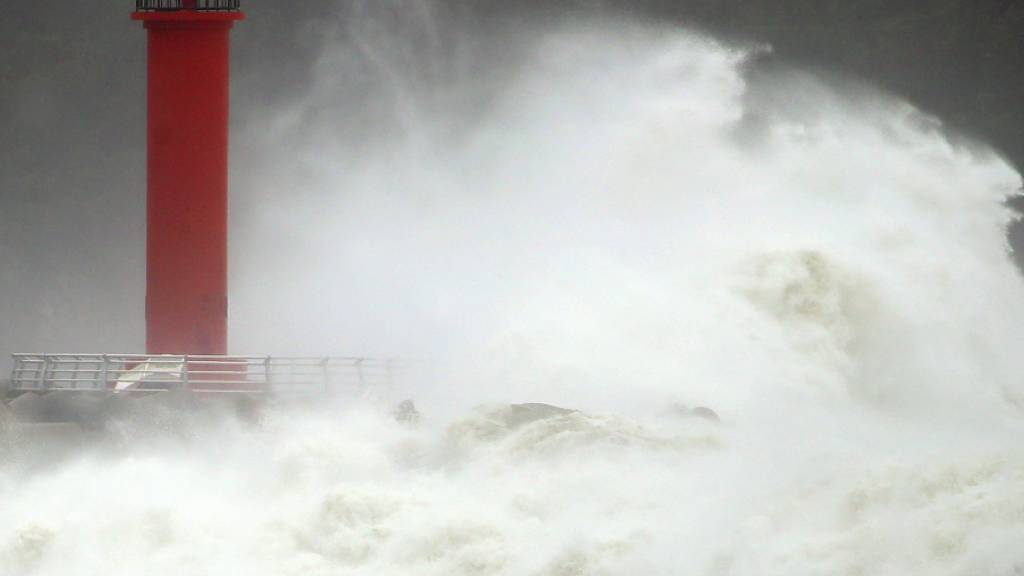 Hohe Welle prallen in einem Hafen auf einen Leuchtturm. Der Taifun «Haishen» beschädigte in Südkorea Gebäude, überflutete Straßen und legte Tausende von Häuser lahm, nachdem er Inseln im Süden Japans verwüstet hatte. Foto: Kim Hyun-Tai/YONHAP/AP/dpa