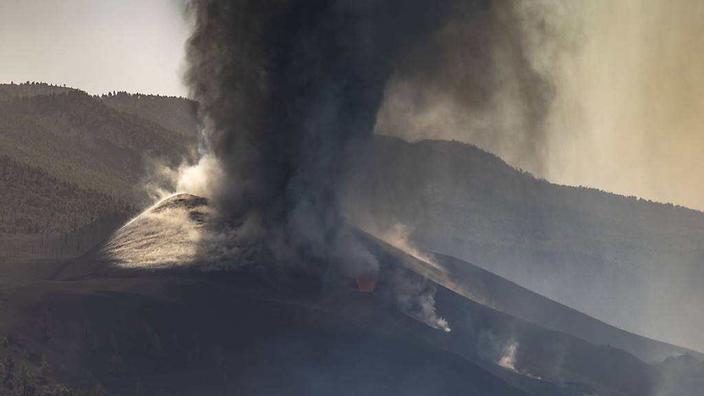 Blick auf den Vulkan Cumbre Vieja vom Aridane-Tal aus während des Ausbruchs. Foto: Kike Rincón/EUROPA PRESS/dpa