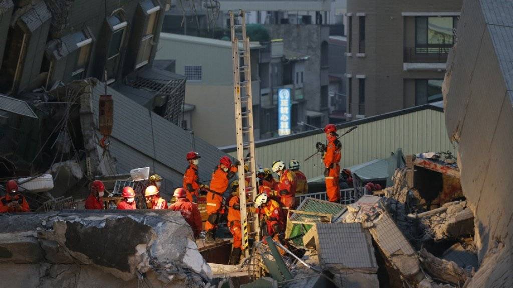 Nach dem Erdbeben: Rettungskräfte suchen in Tainan, Taiwan, nach Verschütteten