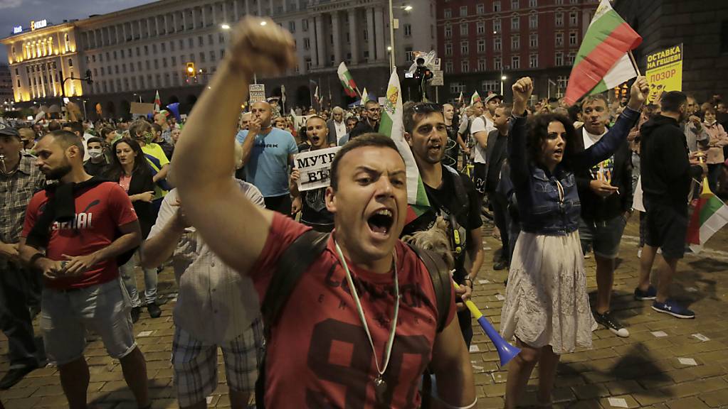 Demonstranten protestieren vor dem Gebäude der Nationalversammlung in Sofia. Foto: Valentina Petrova/AP/dpa