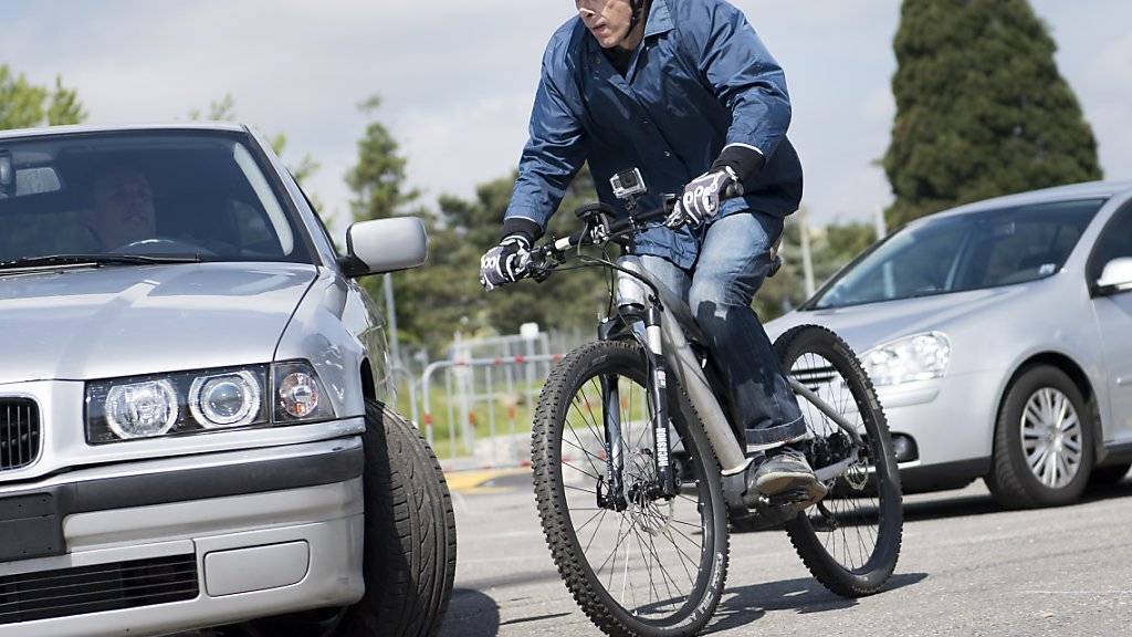 Kluge Köpfe schützen sich auch auf einem langsamen E-Bike, findet eine Mehrheit der Schweizerinnen und Schweizer gemäss der neusten Bevölkerungsbefragung der Beratungsstelle für Unfallverhütung (bfu). (Archivbild)