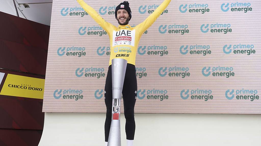 Der 31-jährige Brite Adam Yates freut sich in Villars-sur-Ollon über den Gesamtsieg an der 87. Tour de Suisse