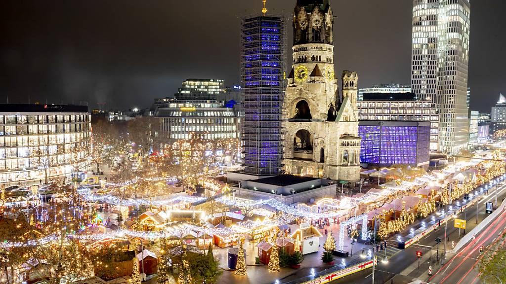Der Weihnachtsmarkt am Breitscheidplatz in Berlin wurde am Samstagabend wegen verdächtiger Personen vorübergehend geräumt.