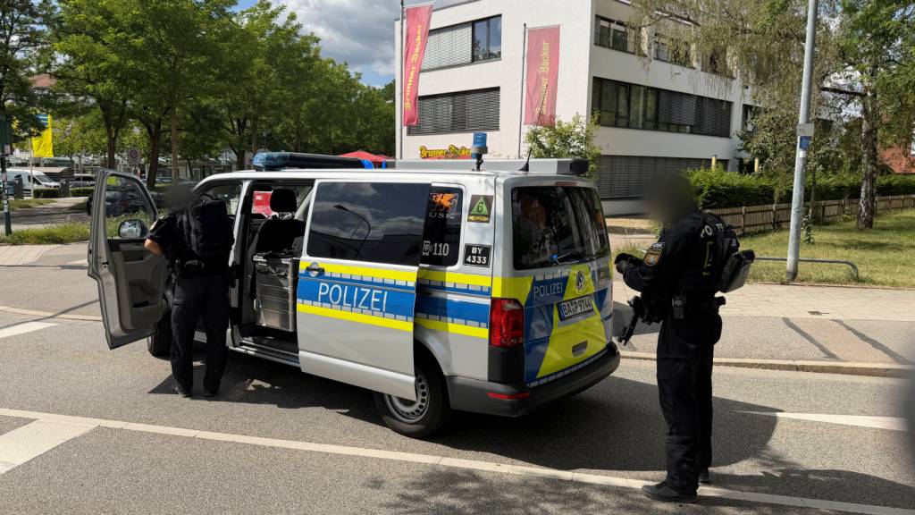 Polizisten sind im Einsatz. Foto: André Baumgarten/Mittelbayerische Zeitung/dpa - ACHTUNG: Person(en) wurde(n) aus rechtlichen Gründen gepixelt
