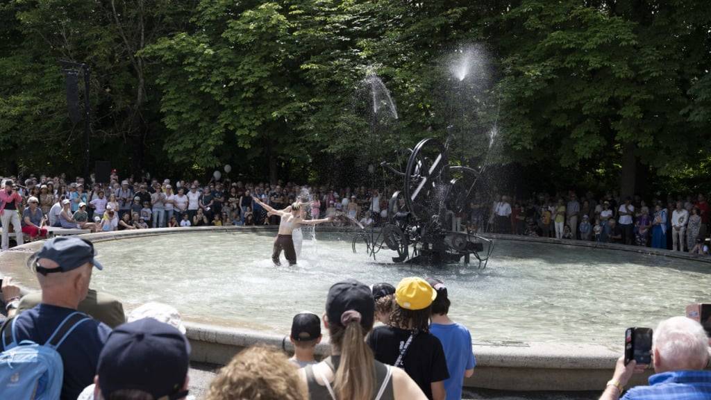 Die Parade hielt vor dem Jo-Siffert-Brunnen an. Dieses Kunstwerk hatte Tinguely zum Gedenken an seinen Formel-1-Pilotenfreund geschaffen. (Archivbild)
