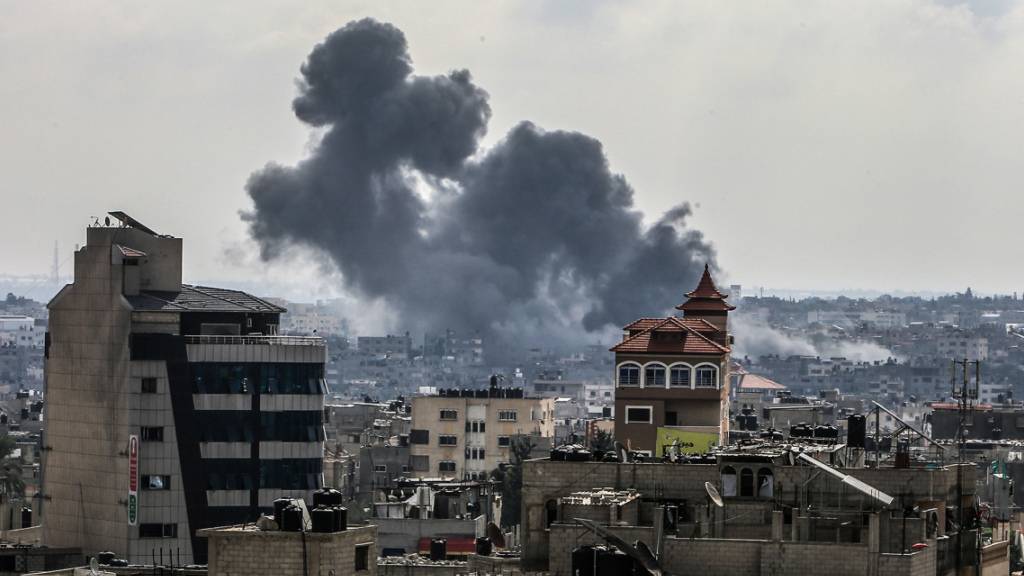 Rauch steigt auf nach einem israelischen Angriff auf die Stadt Rafah. Foto: Abed Rahim Khatib/dpa