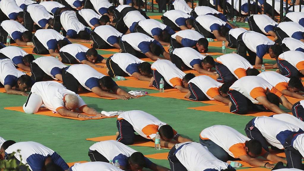 Der indische Ministerpräsident Narendra Modi und zehntausende weitere Inder begehen den Welt-Yoga-Tag.