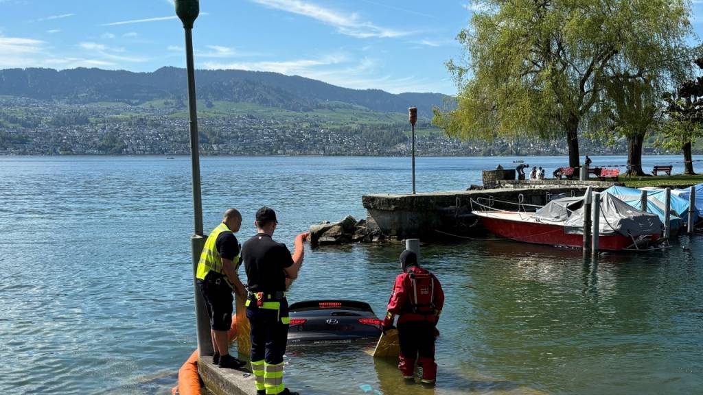 Der Wagen rollte rund zwanzig Meter von einem Parkplatz in den See. Verletzt wurde niemand.