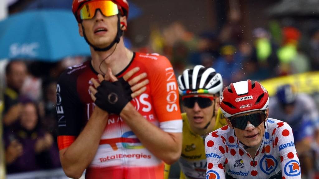 Thymen Arensman rettet sich an der 19. Etappe der Tour de France als Erster vor Jonas Vingegaard und Tadej Pogacar ins Ziel