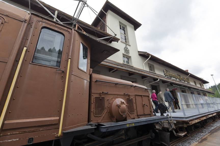 Eine alte «Krokodil»-Lokomotive steht noch vor dem Bahnmuseum Albula.