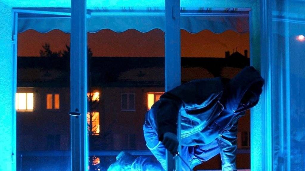 Am Freitagabend ist im Aargau eine 74-jährige Frau aus einem Fenster im ersten Obergeschoss ihres Einfamilienhauses gestürzt, als sie sich offenbar vor Einbrechern in Sicherheit bringen wollte. (Symbolbild)