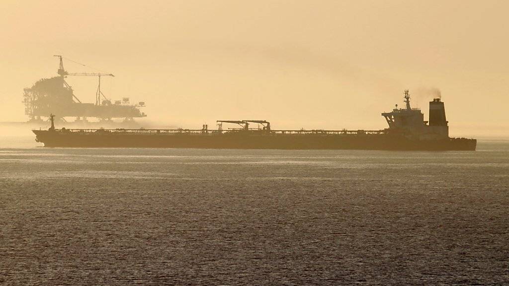 Der von britischen Spezialeinheiten aufgebrachte Supertanker «Grace 1», der nun auf Adrian Darya umbenannt wurde, ist wieder auf Fahrt. Das Ziel ist noch unbekannt. Iran hat versichert, das Öl an Bord des Tankers werde nicht nach Syrien geliefert. (Foto: Carrasco Ragel / EPA)