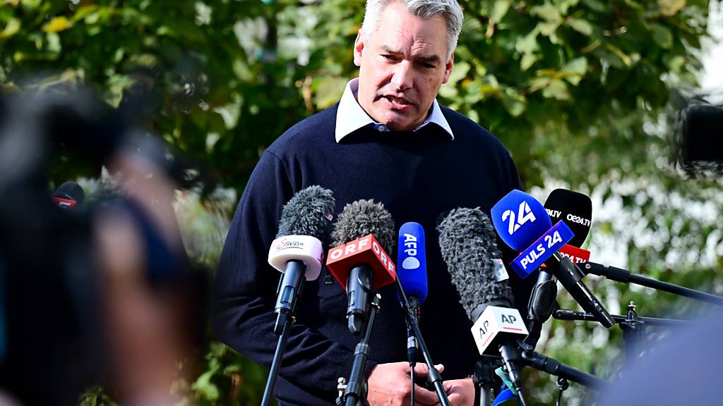 Österreichs Bundeskanzler und ÖVP-Spitzenkandidat Karl Nehammer spricht mit Journalisten im Rahmen seiner Stimmabgabe zur Nationalratswahl. Foto: Roland Schlager/APA/dpa