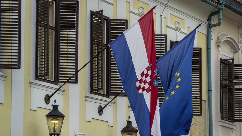 Flaggen EU und Kroatien