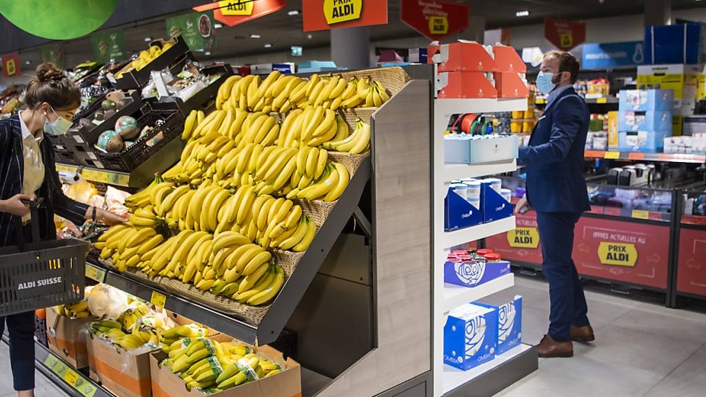 Bananen statt Mixer, Rüebli statt Campingstühle: Aldi passt wegen des zunehmenden Drucks aus dem Onlinehandel das Sortiment an. (Symbolbild)