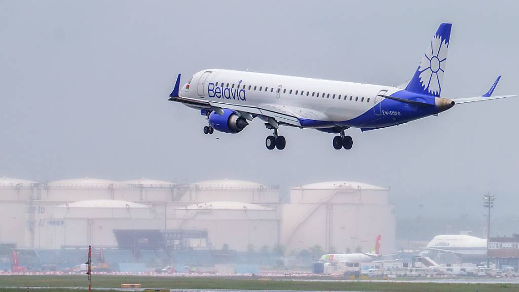 ARCHIV - Eine Maschine der belarussischen Fluggesellschaft Belavia - Belarusian Airlines setzt auf dem Flughafen Frankfurt auf. Foto: Andreas Arnold/dpa