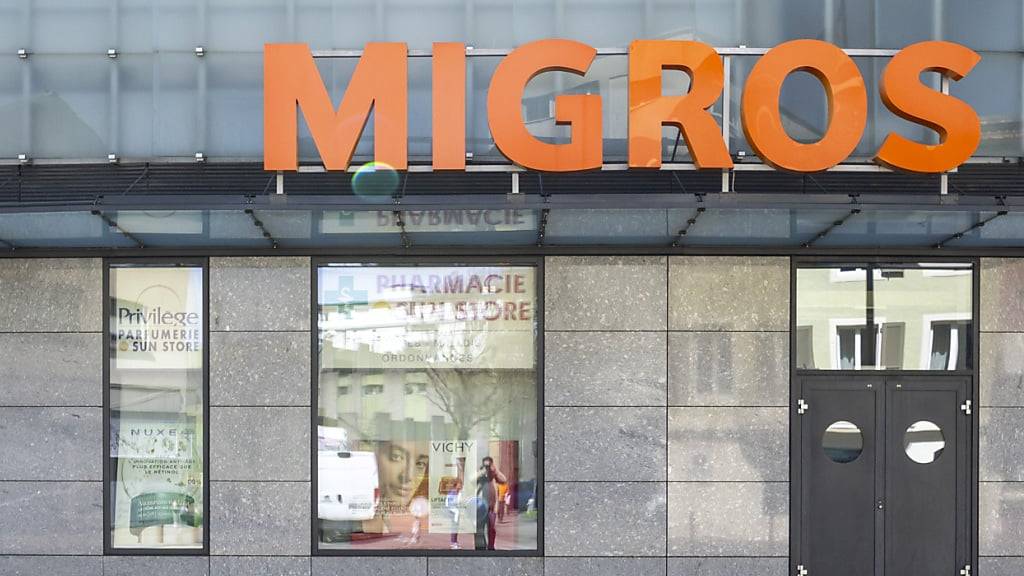 Die Migros wird im Rahmen ihrer Neuausrichtung am kommenden Dienstag erste Entlassungen bekanntgeben. Rund 150 Mitarbeiter der neuen Supermarkt AG dürften ihre Stelle verlieren, weitere 100 müssen intern den Job wechseln. (Archivbild)