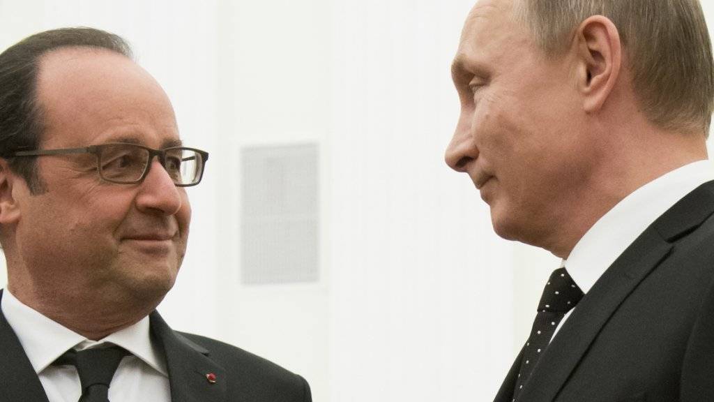 Der französische Präsident François Hollande (l.) bei seinem russischen Amtskollegen im Moskauer Kreml.