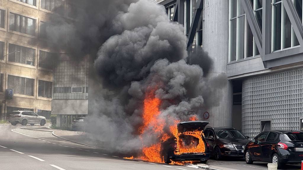 Nahe dem Kantonsspital St.Gallen: Auto gerät in Brand