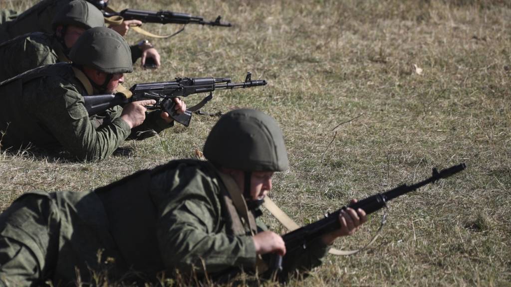 ARCHIV - Rekruten trainieren auf einem Schießplatz im Süden Russlands. Foto: ---/AP/dpa