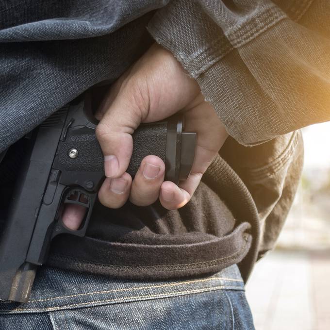 Mann belästigt 15-Jährige und droht dem Vater mit Waffe
