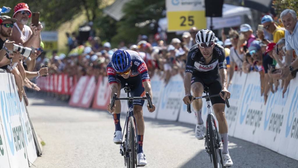 Oscar Onley (links) lässt Topfavorit João Almeida in der Königsetappe im Bergaufsprint hinter sich