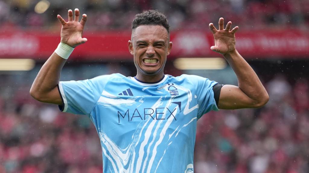 Dan Ndoye feiert das 1:0 von Nottingham an der Anfield Road auf übliche Weise