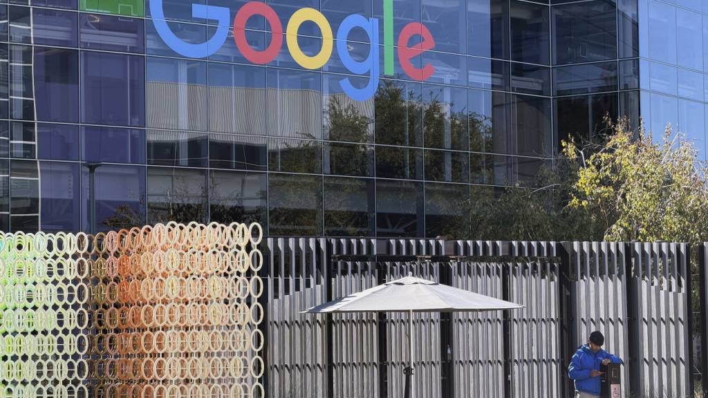 Google will ChatGPT und Co mit seiner KI-Software Gemini übertreffen. Der Mutterkonzern Alphabet plant aussergewöhnliche Investitionen, um die Infrastruktur dafür zu schaffen. (Archivbild)