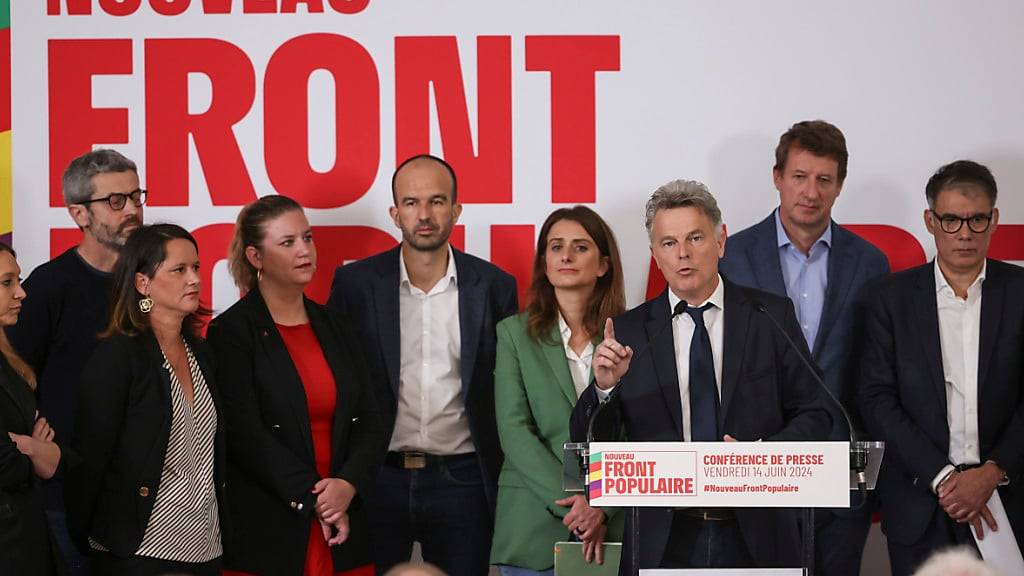 ARCHIV - Der nationale Sekretär der Kommunistischen Partei, Fabien Roussel (vorne), spricht bei einer Pressekonferenz, umgeben von Führern der französischen Linkskoalition. Foto: Thomas Padilla/AP/dpa