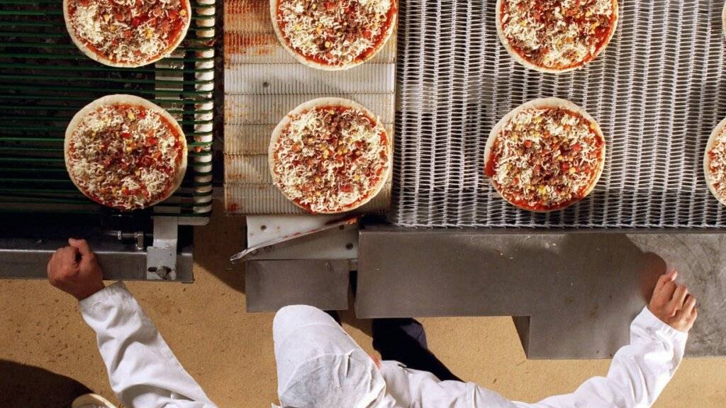 Pizzaproduktion bei Frisco Findus in Rorschach im Juli 1997, als der Betrieb noch zu Nestlé gehörte. Die Produktion von Tiefkühlprodukten hat in Rorschach eine lange Tradition. (Archivbild)